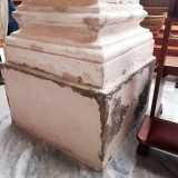 Le colonne si mostrano per� fortemente scrostate...